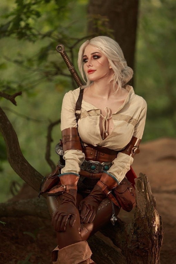 国外美女Cos《巫师3》希里美图 烈焰红唇性感热辣