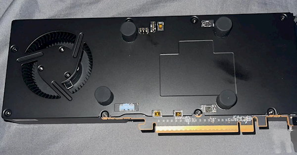 AMD Radeon AI PRO R9700原型卡首曝:32GB RX 9070 XTX传闻的源头