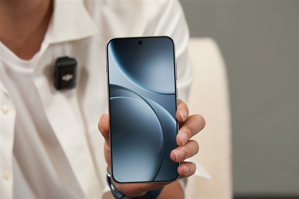 超越iPhone 17!OPPO Find X9系列真机提前看:最窄物理四等边