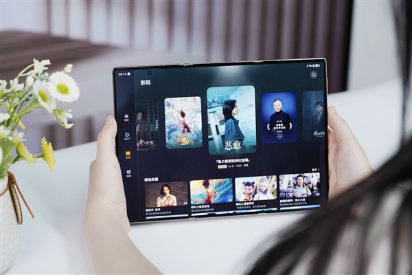 全球第2款三折叠!华为Mate XTs非凡大师图赏