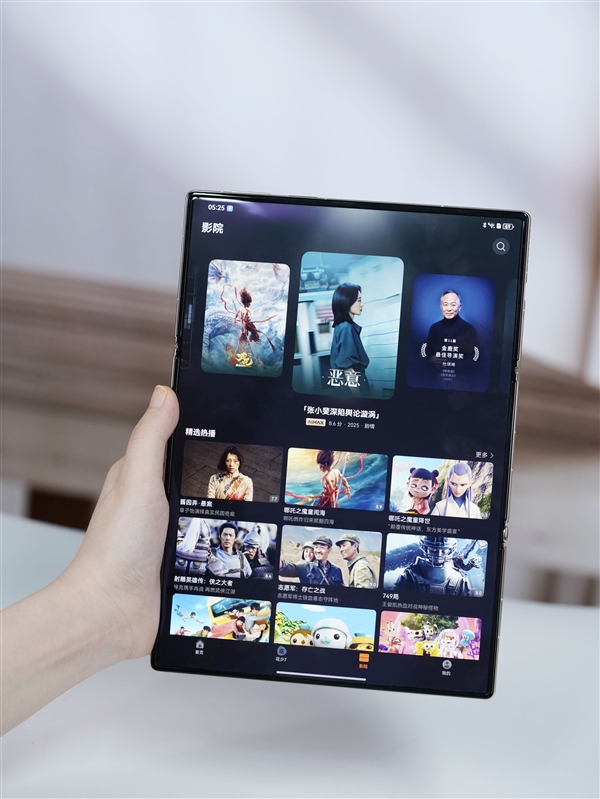 全球第2款三折叠!华为Mate XTs非凡大师图赏