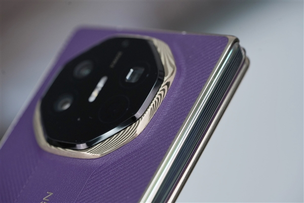 全球第2款三折叠!华为Mate XTs非凡大师图赏