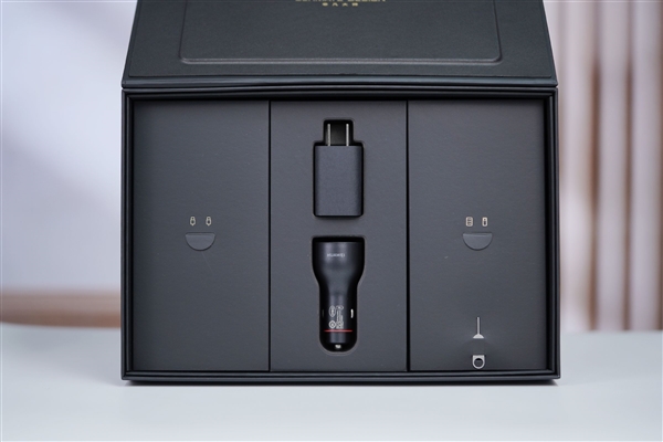 全球第2款三折叠!华为Mate XTs非凡大师图赏