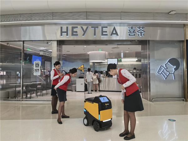 全国首个机场智能送餐:美团自研“小黄蜂”机器人投用深圳宝安机场