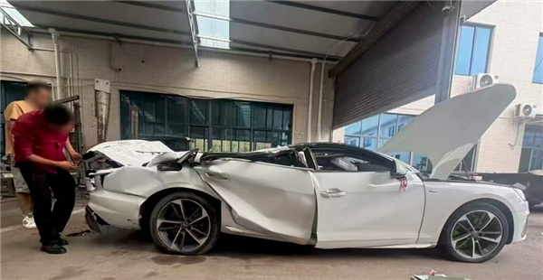 奥迪A4L被水泥罐车压顶车主几乎无伤 奥迪送出一台A5L新车