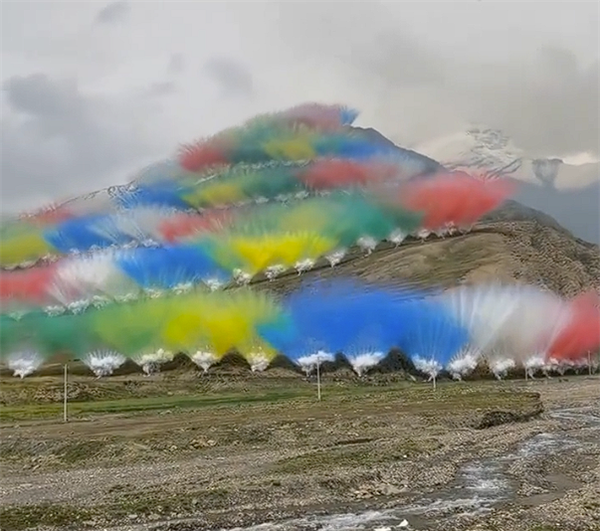 始祖鸟在喜马拉雅山脉放烟花引争议 蔡国强工作室：用的环保材料