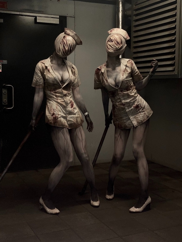 双倍压抑！ 国外美女双胞胎cos《寂静岭》护士姐姐