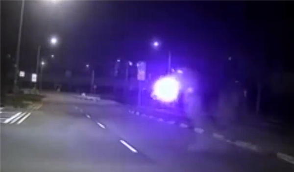 曝新加坡多地出现“球形闪电”：浑身冒紫光在路上弹跳