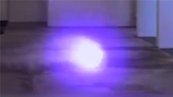 曝新加坡多地出现“球形闪电”：浑身冒紫光在路上弹跳