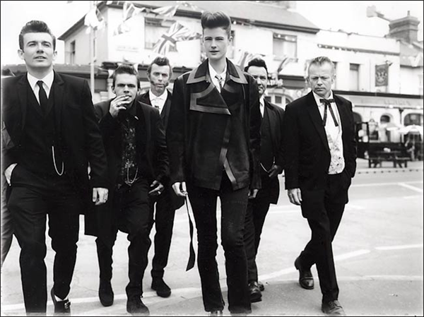 无聊的潮人们 又开始往自己脖子上拴绳了