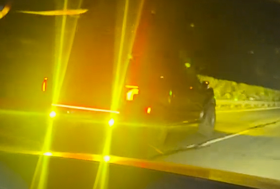 超级刺眼!高速上一福特猛禽装两盏高亮后射灯:如同逆行