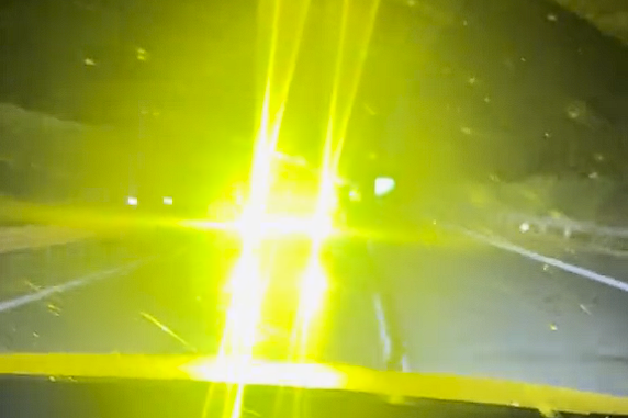 超级刺眼!高速上一福特猛禽装两盏高亮后射灯:如同逆行