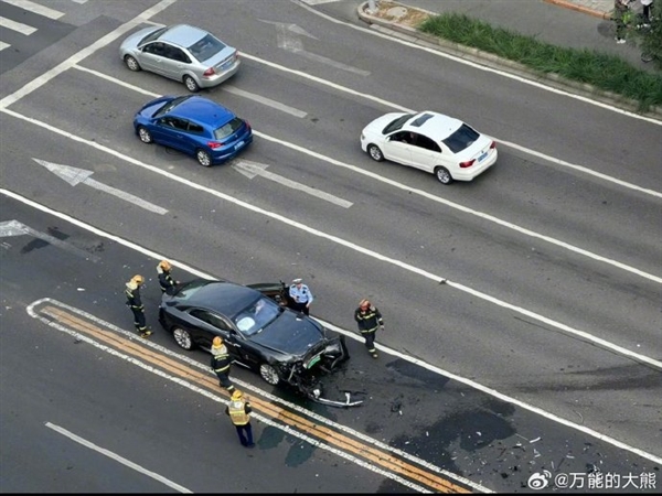 知名车评人陈震发生交通事故 座驾劳斯莱斯闪灵维修费或超百万:曾称买车损险不划算