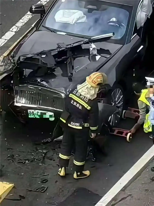 知名车评人陈震发生交通事故 座驾劳斯莱斯闪灵维修费或超百万:曾称买车损险不划算