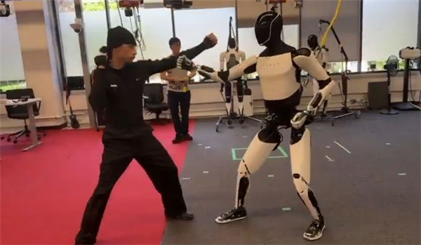 马斯克晒特斯拉人形机器人练功夫：由AI驱动 不是遥控