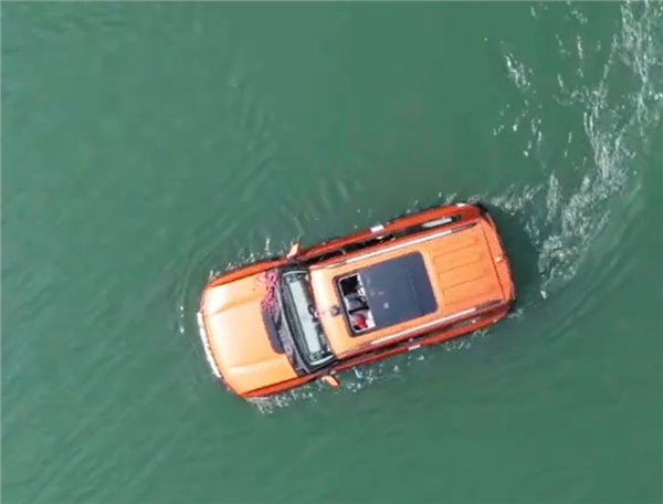 奇瑞总裁李学用详解纵横G700水中航行:两台推进器总推力3000N