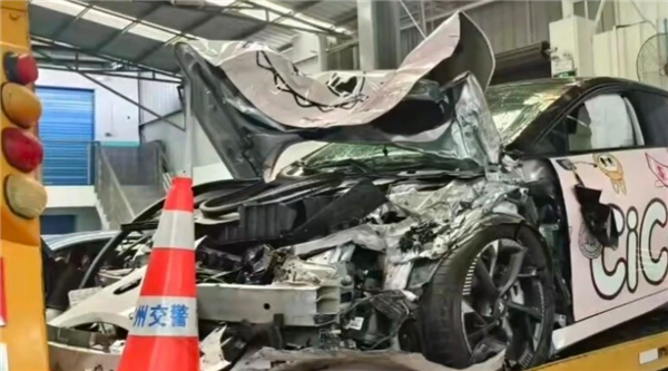 昊铂GT高速追尾工程车！昊铂回应：撞得是异形车 有局限性