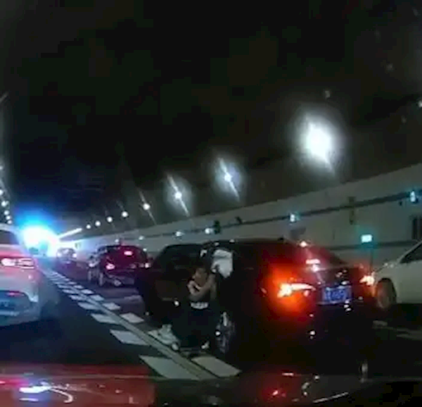 行车记录仪拍下10岁男孩跪地拦车救母感动全网 妈妈回应:儿子说害怕我没了