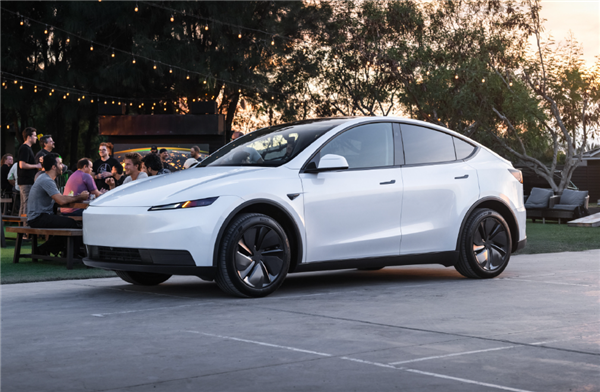 外观、配置全公布！特斯拉正式发布廉价版Model 3/Y 铁粉吐槽：价格太失望了