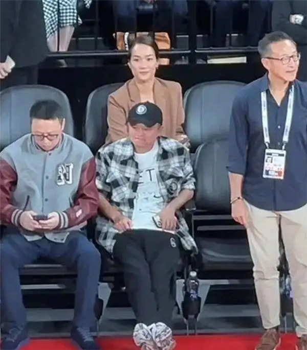马云现身NBA中国赛场观战！身旁大佬云集：吴泳铭 成龙 贝克汉姆等并排观赛