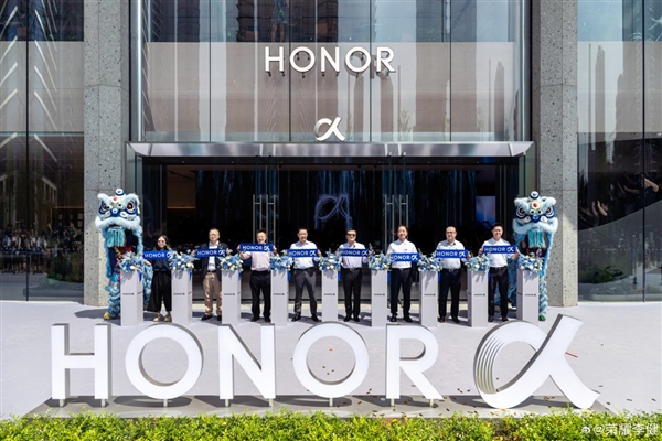 深圳湾崛起AI新地标上《新闻联播》 荣耀阿尔法全球旗舰店：从智慧体验殿堂到产业样本的蜕变