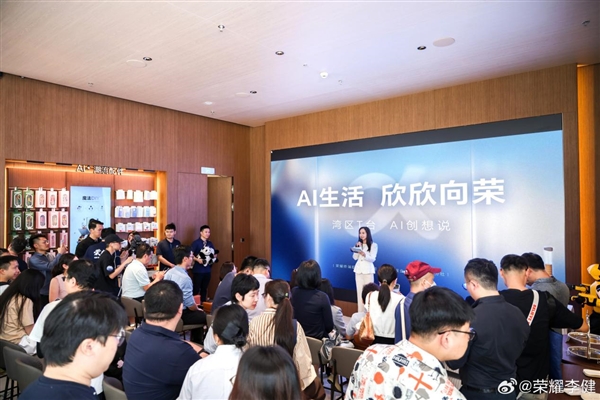 深圳湾崛起AI新地标上《新闻联播》 荣耀阿尔法全球旗舰店：从智慧体验殿堂到产业样本的蜕变