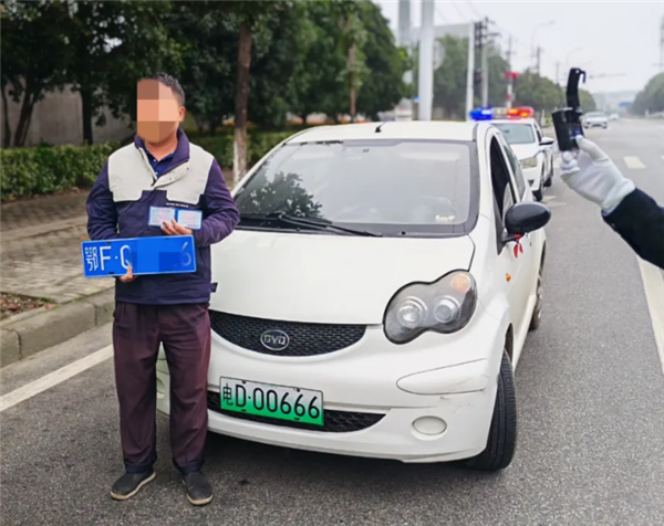 燃油机动车上悬挂“电D”老头乐号牌 一查还是无证驾驶
