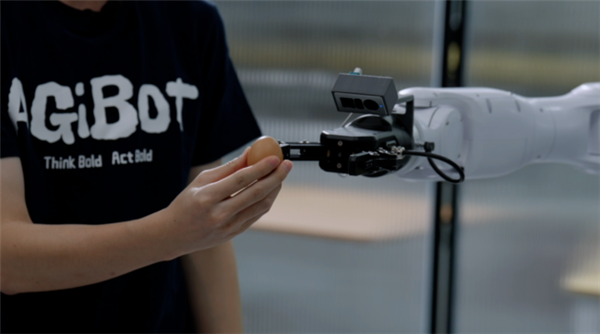 智元精灵G2机器人发布:全球首款十字腕力控臂