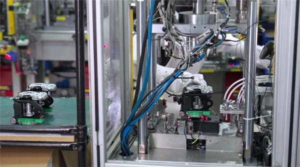 智元精灵G2机器人发布:全球首款十字腕力控臂