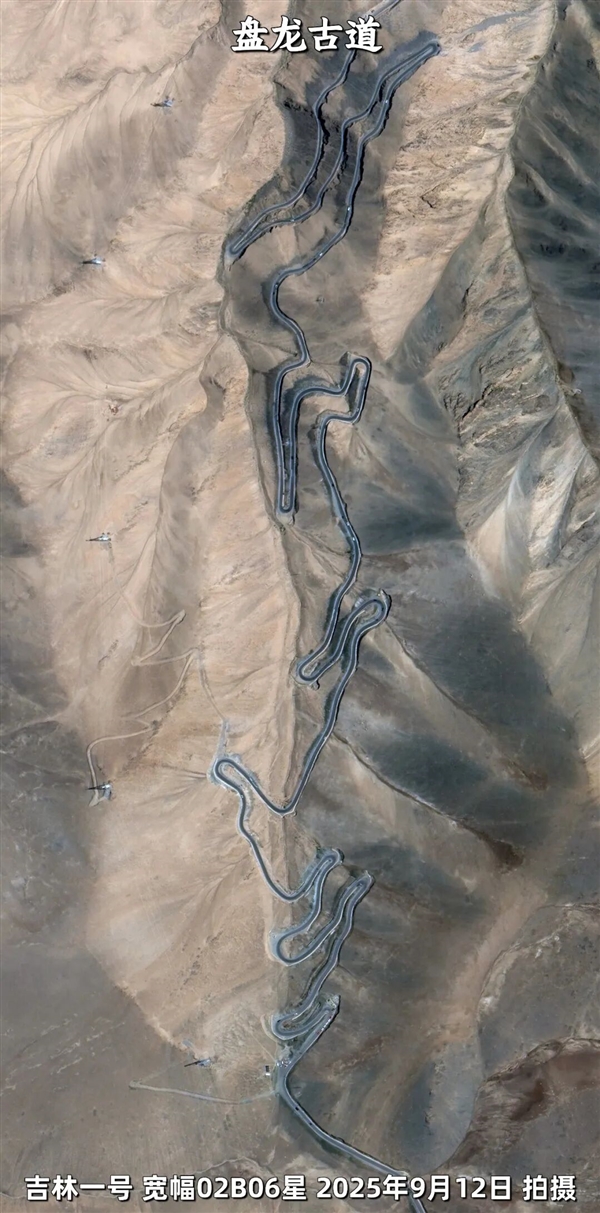 卫星俯瞰盘龙古道：帕米尔高原上的600道弯 仿佛一条巨龙