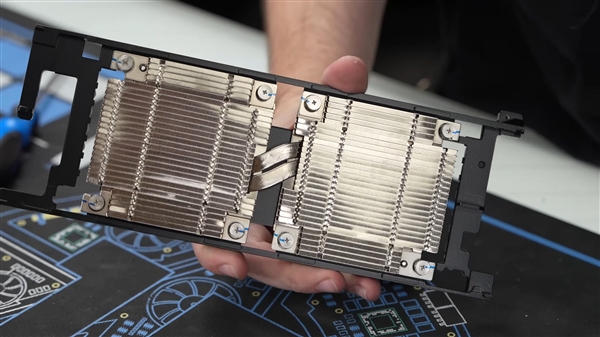 仅仅1万元！华为Atlas 300I DUO AI推理卡首次拆解：双芯合体 薄如蝉翼