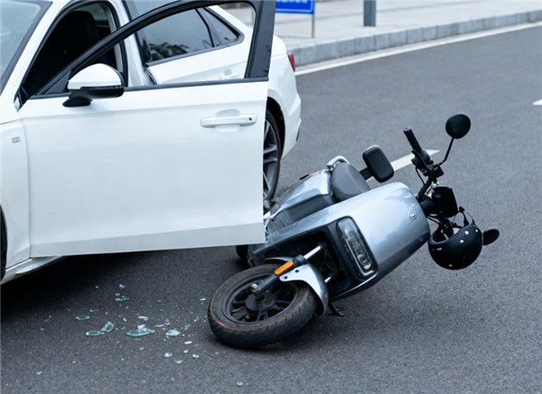 乘客开门杀撞伤人！司机未买商业险 需自负200万元赔偿