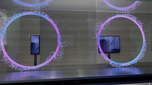 安卓史上第一款！三星三折叠屏亮相：跟华为方案有区别