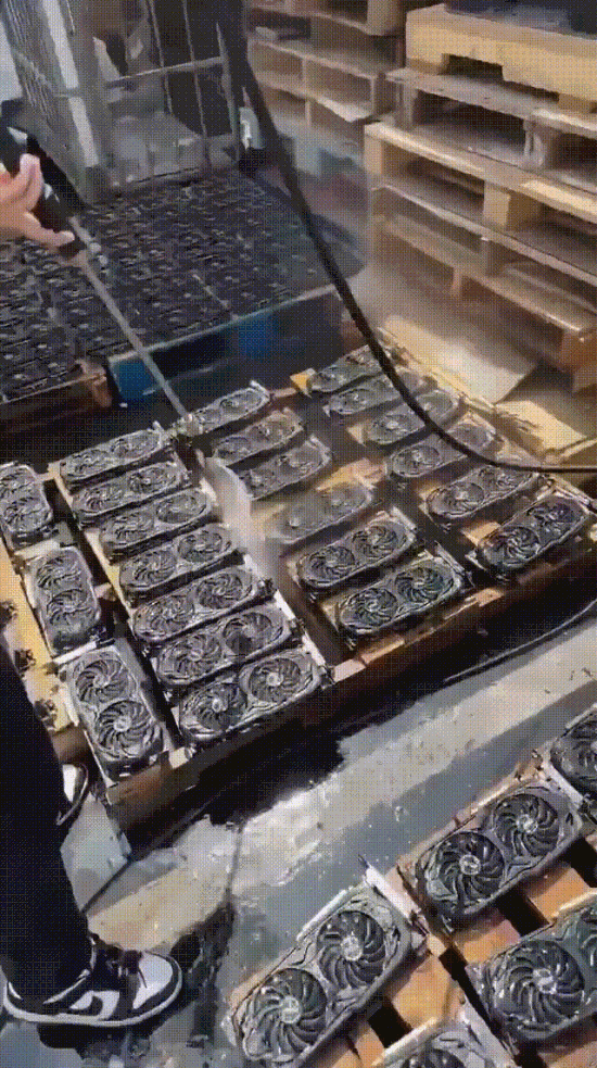 女孩自用99新!“暴力水洗显卡”引热议