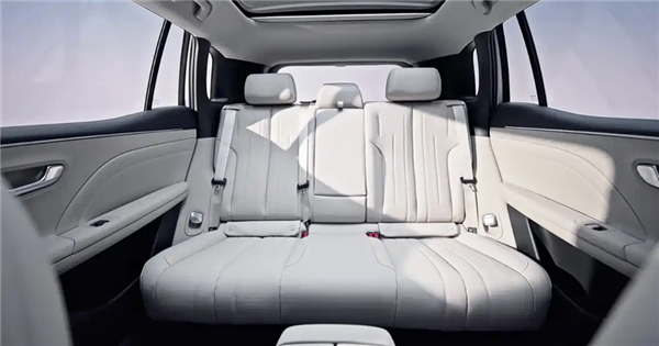 一升油发3.73度电 广汽埃安首款增程i60上市：10.48万起开卷