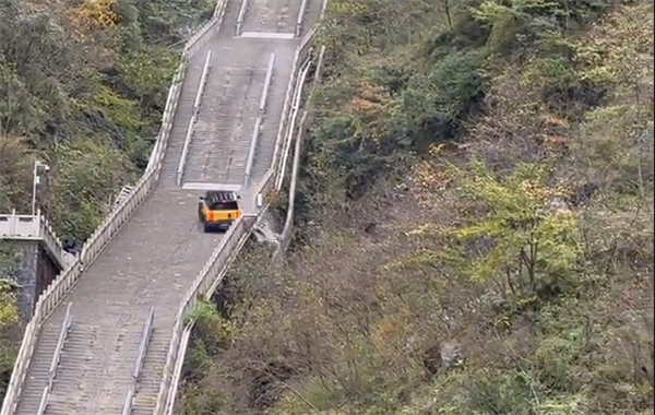 奇瑞复刻路虎攀爬天门山天梯 结果溜车撞断护栏！景区回应：游客暂时上不了天梯