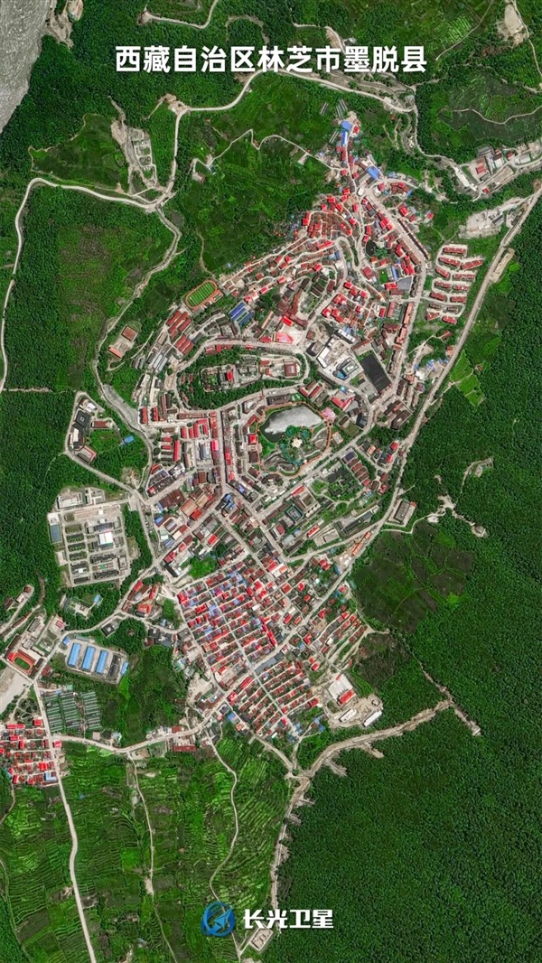 卫星俯瞰中国最后一个通公路的县：西藏墨脱