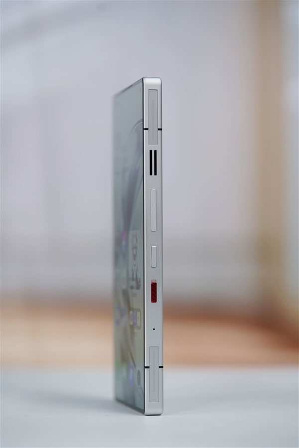 内置24000转/分钟风扇!红魔11 Pro图赏