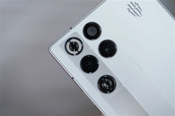 内置24000转/分钟风扇!红魔11 Pro图赏