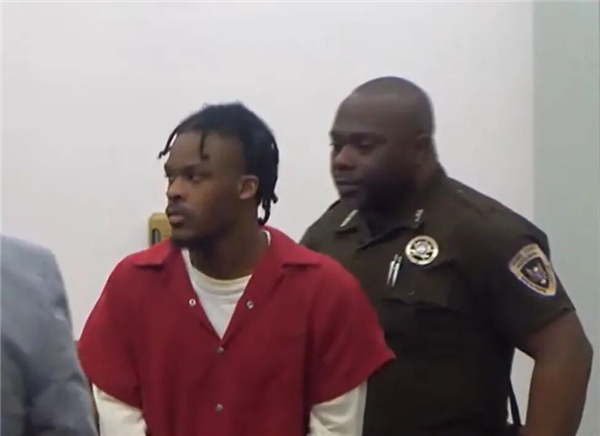 子弹卡在脂肪层 美国女子遇歹徒连中7枪奇迹生还！