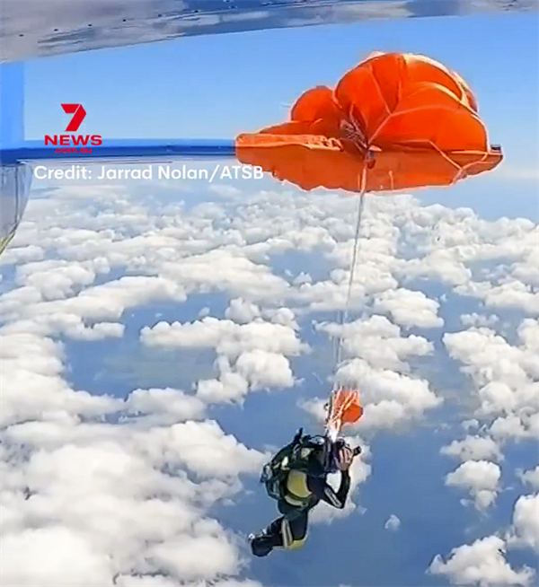 惊险!备用降落伞意外开伞 澳大利亚跳伞员被拽出机外卡在机翼上