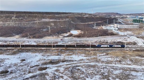 见识见识超长的火车“灯泡线”：时速只有1公里