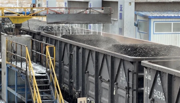 见识见识超长的火车“灯泡线”：时速只有1公里