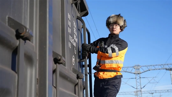 见识见识超长的火车“灯泡线”：时速只有1公里