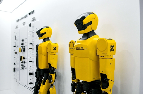 开普勒机器人“大黄蜂”开始交付:身高1.75米 充电1小时可运行8小时