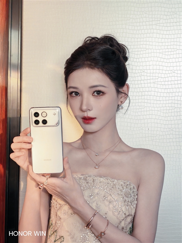 张予曦晒出荣耀WIN 网友:人美 机器也美