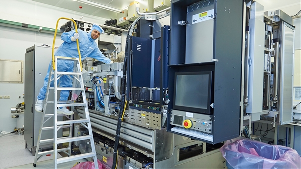 曝中国秘密搞定第一台EUV光刻机!逆向功程ASML