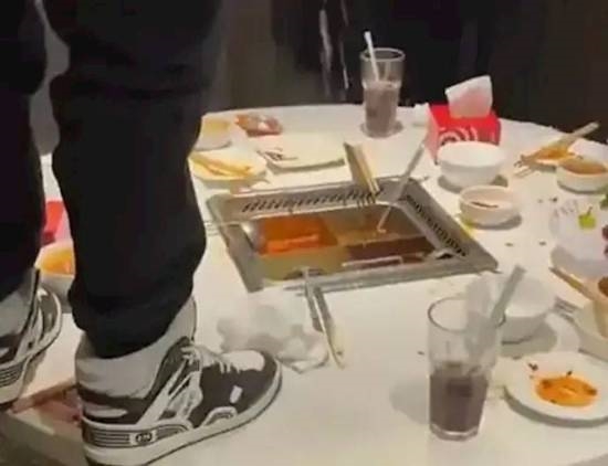 海底捞小便事件家长赔偿220万!详情披露大受震撼:给全社会一堂法治教育课