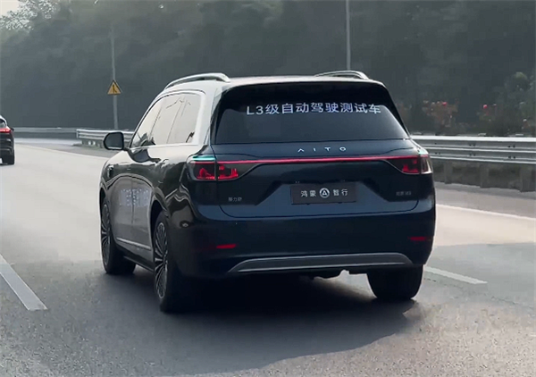 美女博主乘坐问界M9体验L3自动驾驶：一键激活 失能自主靠边