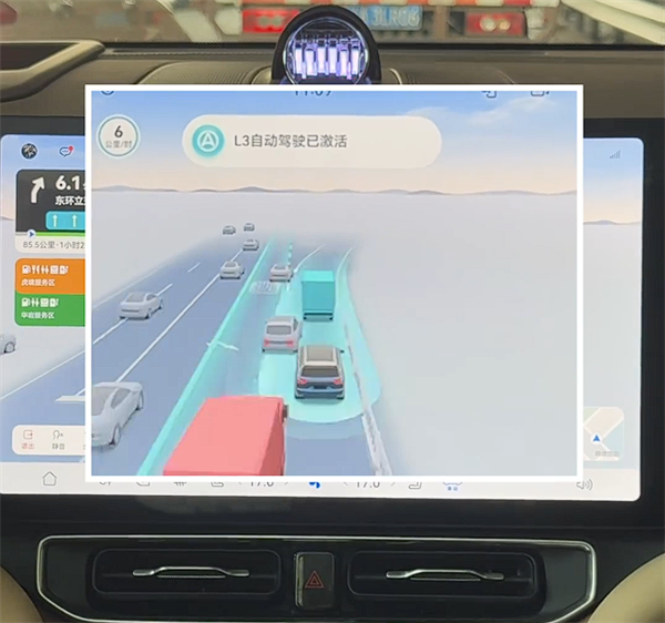 美女博主乘坐问界M9体验L3自动驾驶：一键激活 失能自主靠边
